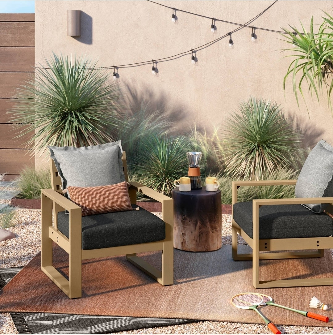 5'3 x 7 Rectangular woven outdoor/indoor rug. UV resistant  and pet friendly.